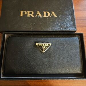 Elegant✨🖤Black Zip-Around Wallet with Gold Logo